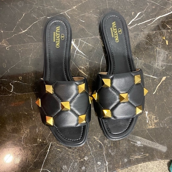 Valentino Garavani Roman Stud flat leather sandals black and gold - Picture 7 of 14